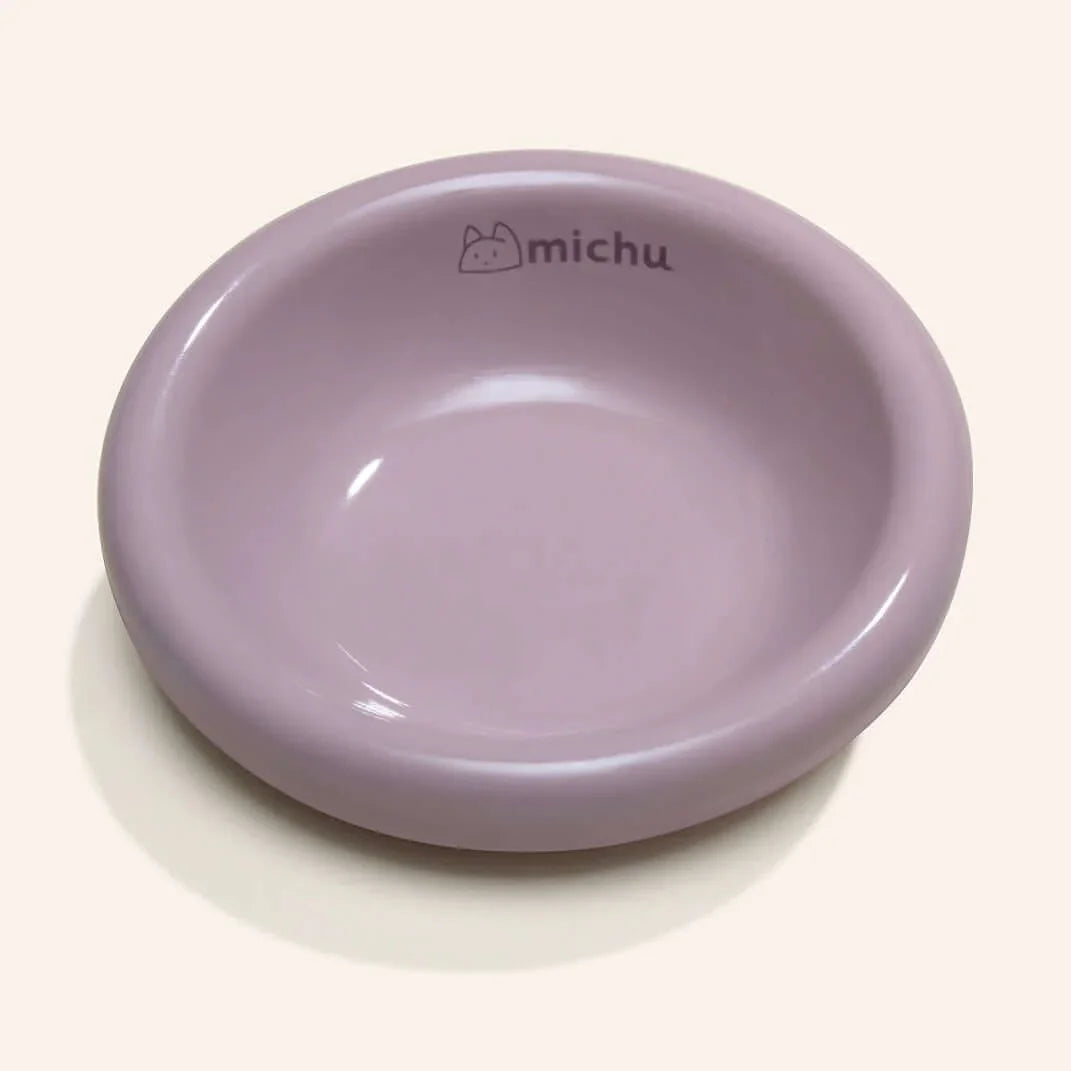 Michu Wide and Shallow Ceramic Pet Bowl in soft lavender color, designed to prevent whisker fatigue for cats.