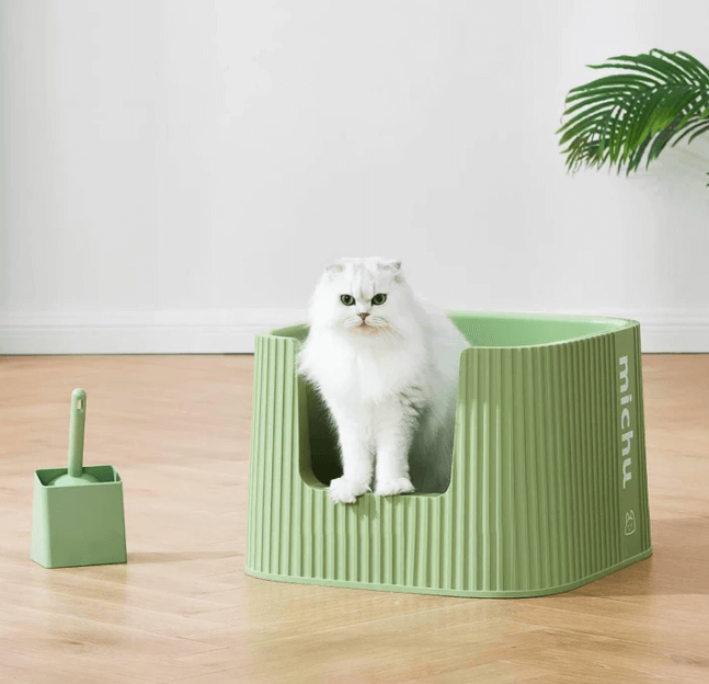 Michu XXL Deluxe Cat Litter Box with a white cat sitting inside, accompanied by a large scoop.