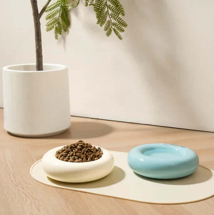 Michu Ceramic Cat Bagel Bowl – Anti-Whisker Wide Shallow Pet Food Bowl Rainbow Colours placed on a feeding mat with food.