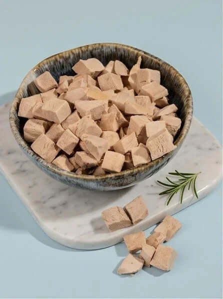PawDry Freeze-Dried Duck Bites Pets Treats 100g in a bowl, natural grain-free pet snacks for dogs and cats.
