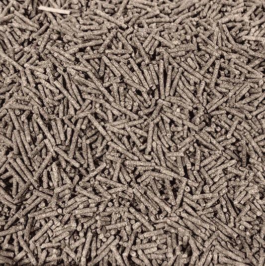 Natural cat litter pellets for odor control and easy cleanup, ideal for pet owners seeking eco-friendly pet supplies.
